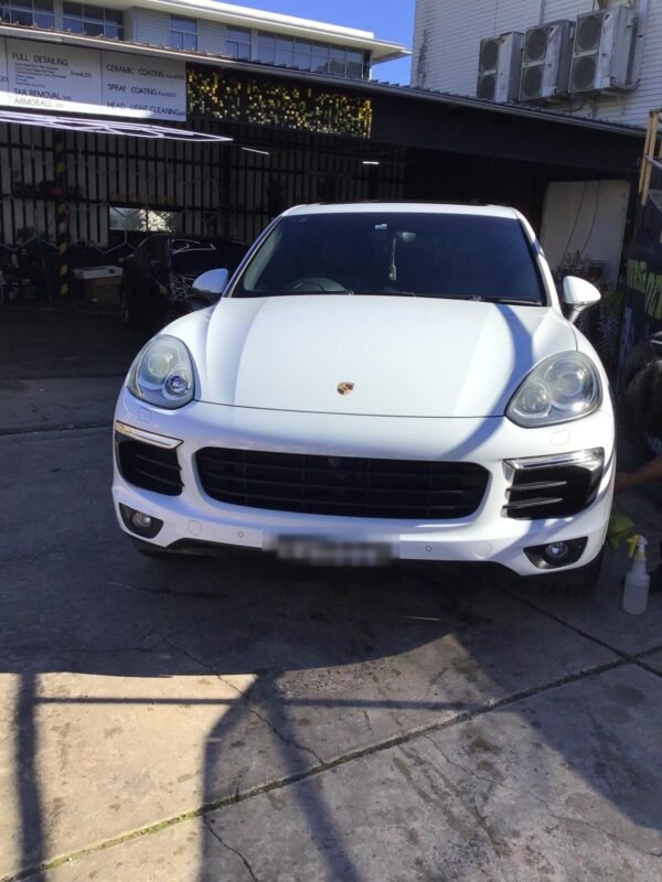 Porsche Cayenne (white)