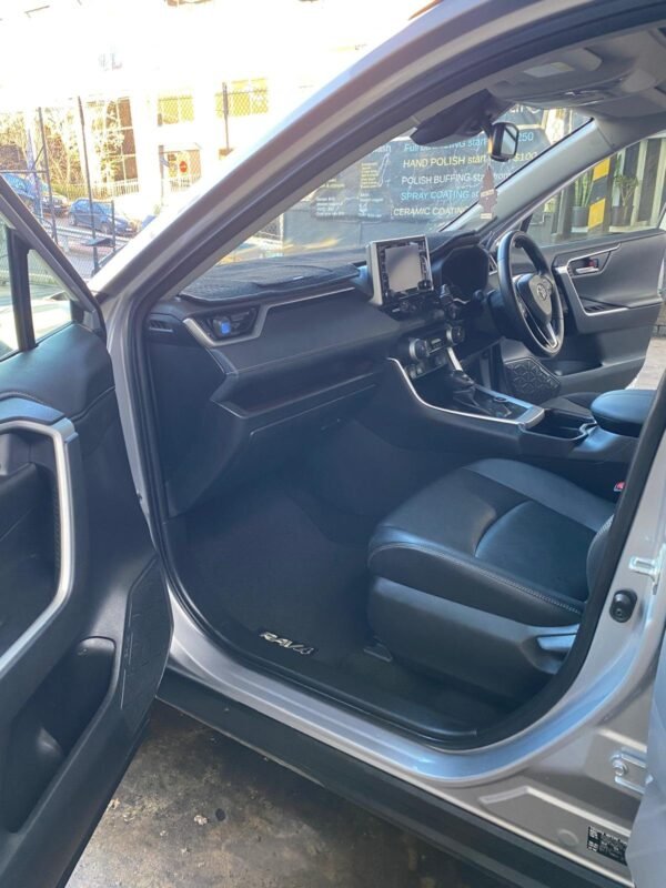 Toyota RAV4 – interior